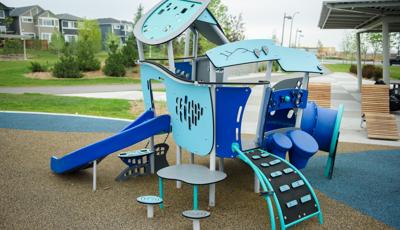 Motion play structure