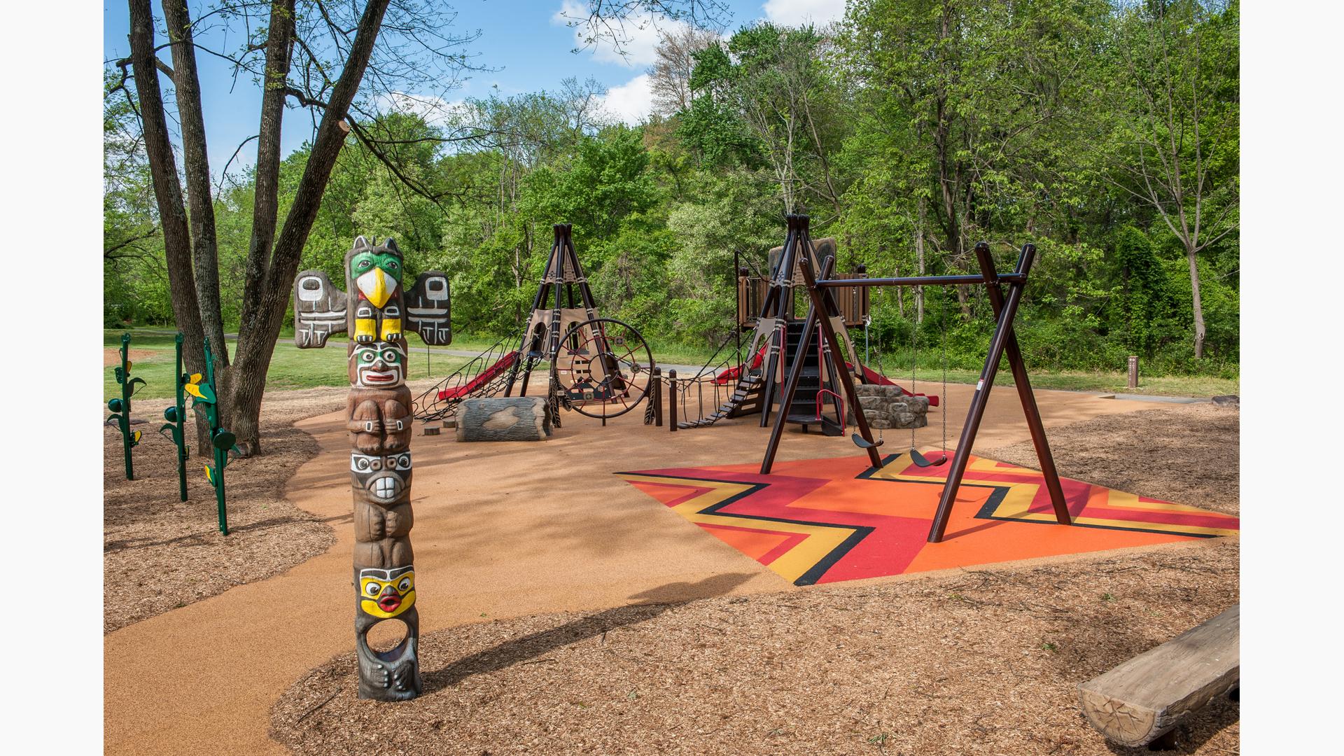 这个定制的印第安人主题游乐场被森林包围，结合了游戏时间和历史。