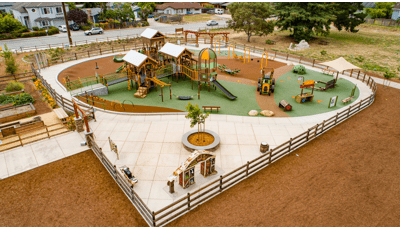 LEO的天堂位于加利福尼亚州圣克鲁斯的强提克利尔县公园，与Shane’s Inspiration的Inclusion Matters®合作，设有PlayBooster®游戏结构和混凝土农贸市场和动物农场，以及谷仓主题的感官墙。