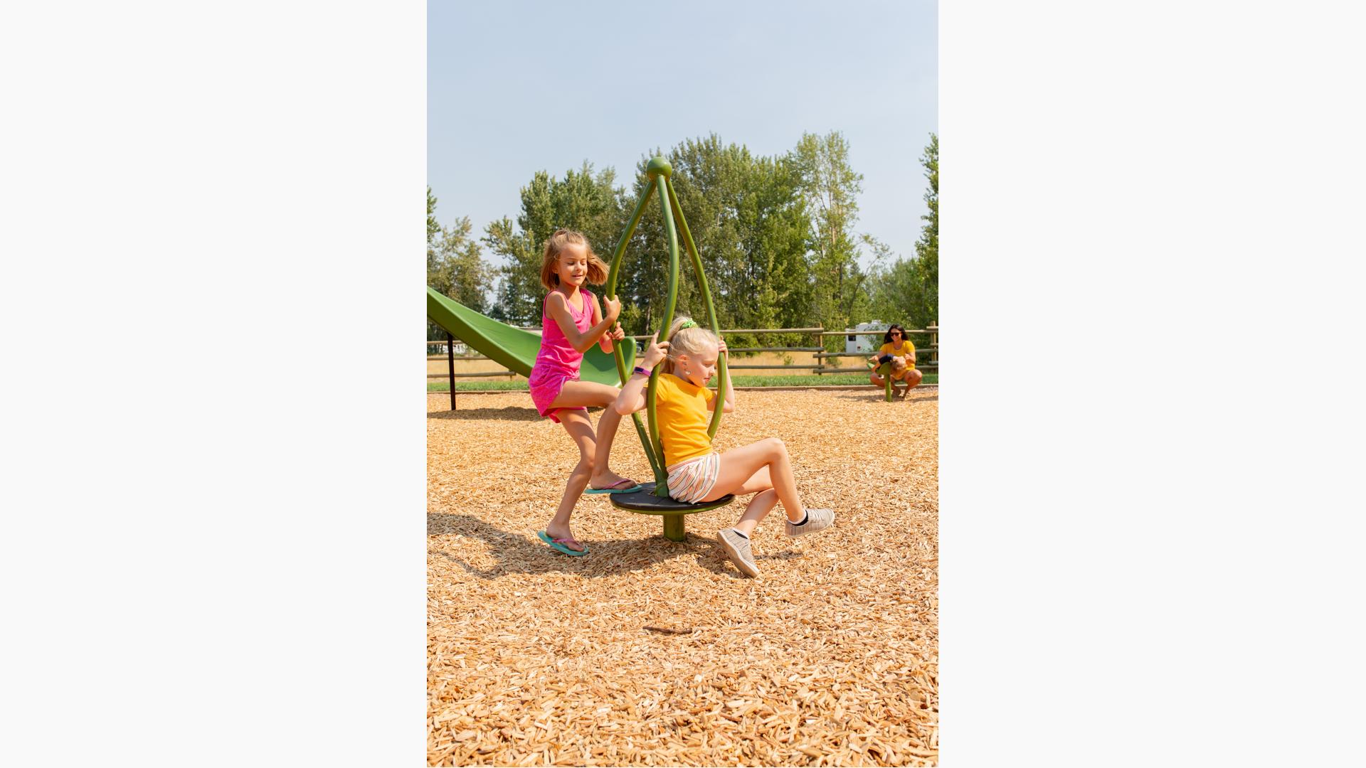 Girls playing on Sol Spinner™