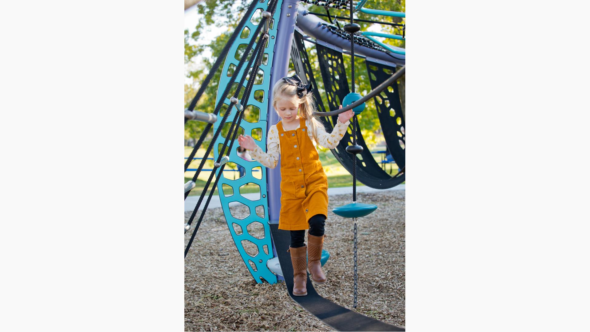 Six homes that use nets to create suspended play spaces for children