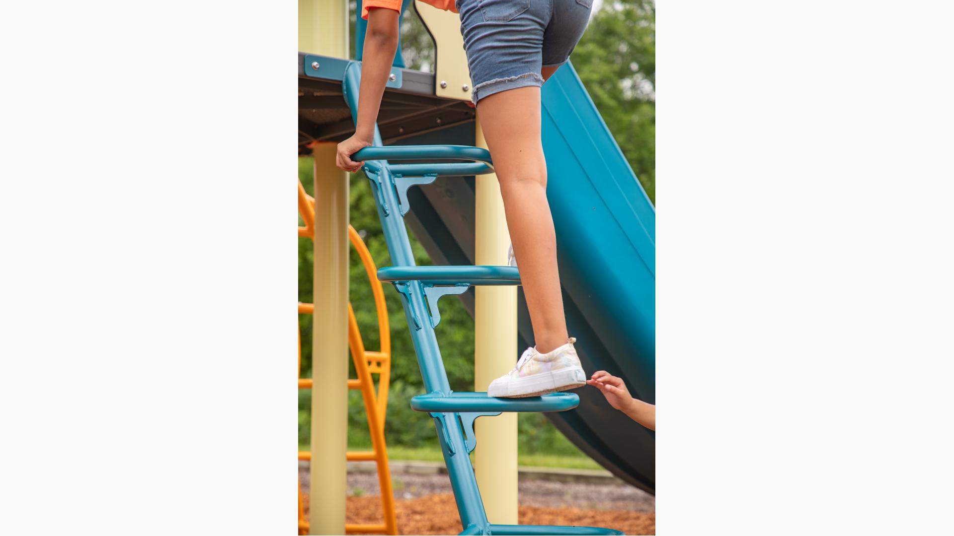 Square Loop Incline Climber for Elementary Playgrounds