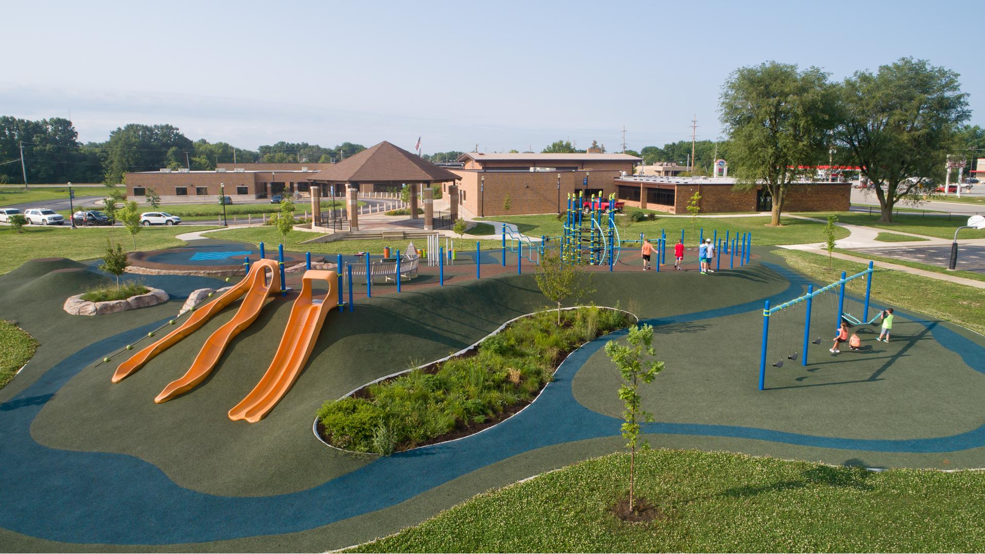 Wallace Elementary School
Kokomo, IN has unique play experience for all ages. Featuring hillside slides—Double Swoosh Slide® and Gemini SlideWinder2®—and custom SwiggleKnots® rope.