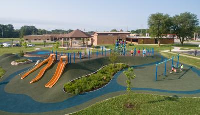 Wallace Elementary School
Kokomo, IN has unique play experience for all ages. Featuring hillside slides—Double Swoosh Slide® and Gemini SlideWinder2®—and custom SwiggleKnots® rope.