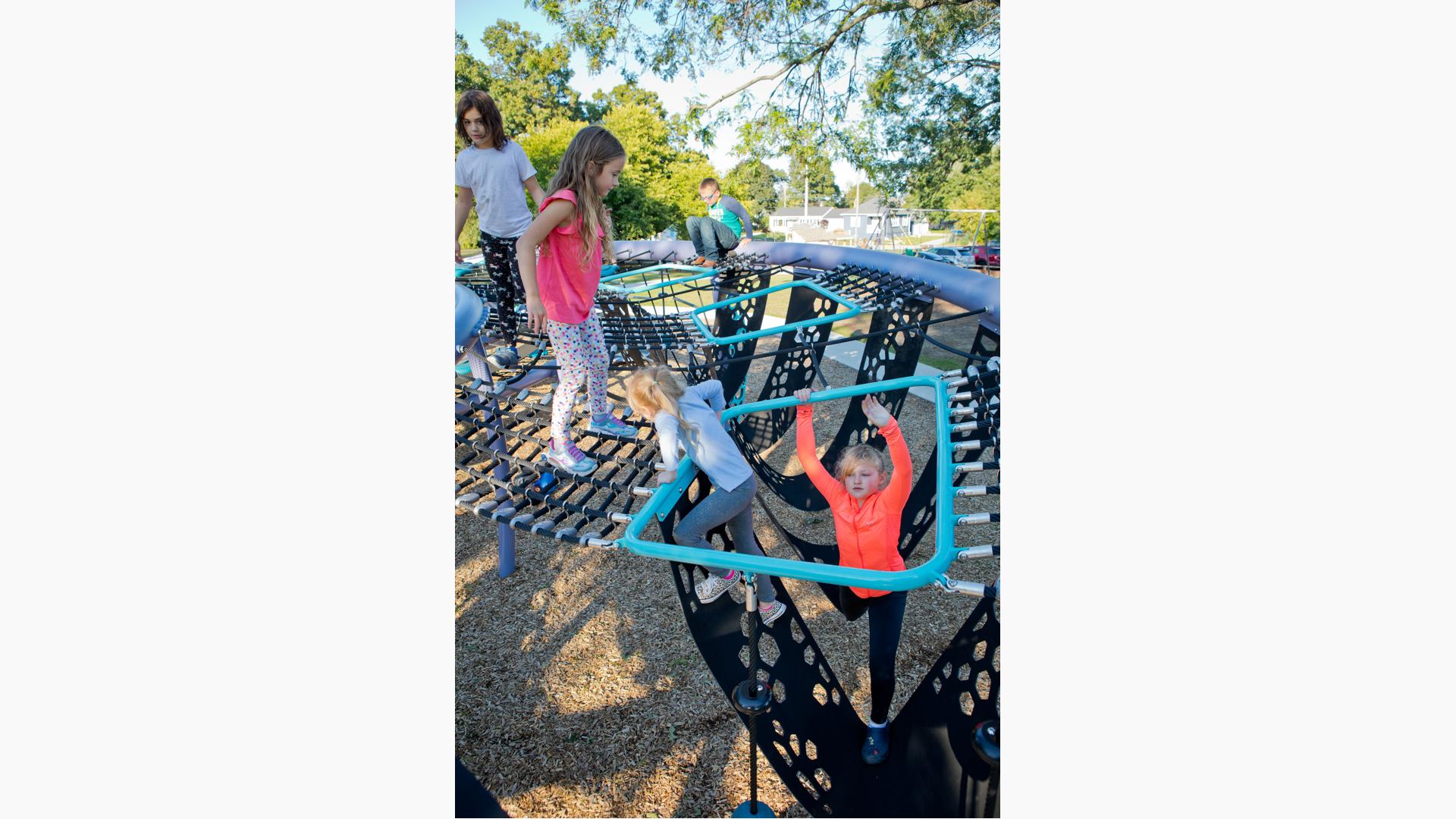 Children climbing through hole inside Quantis™ netplay concept