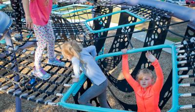 Children climbing through hole inside Quantis™ netplay concept