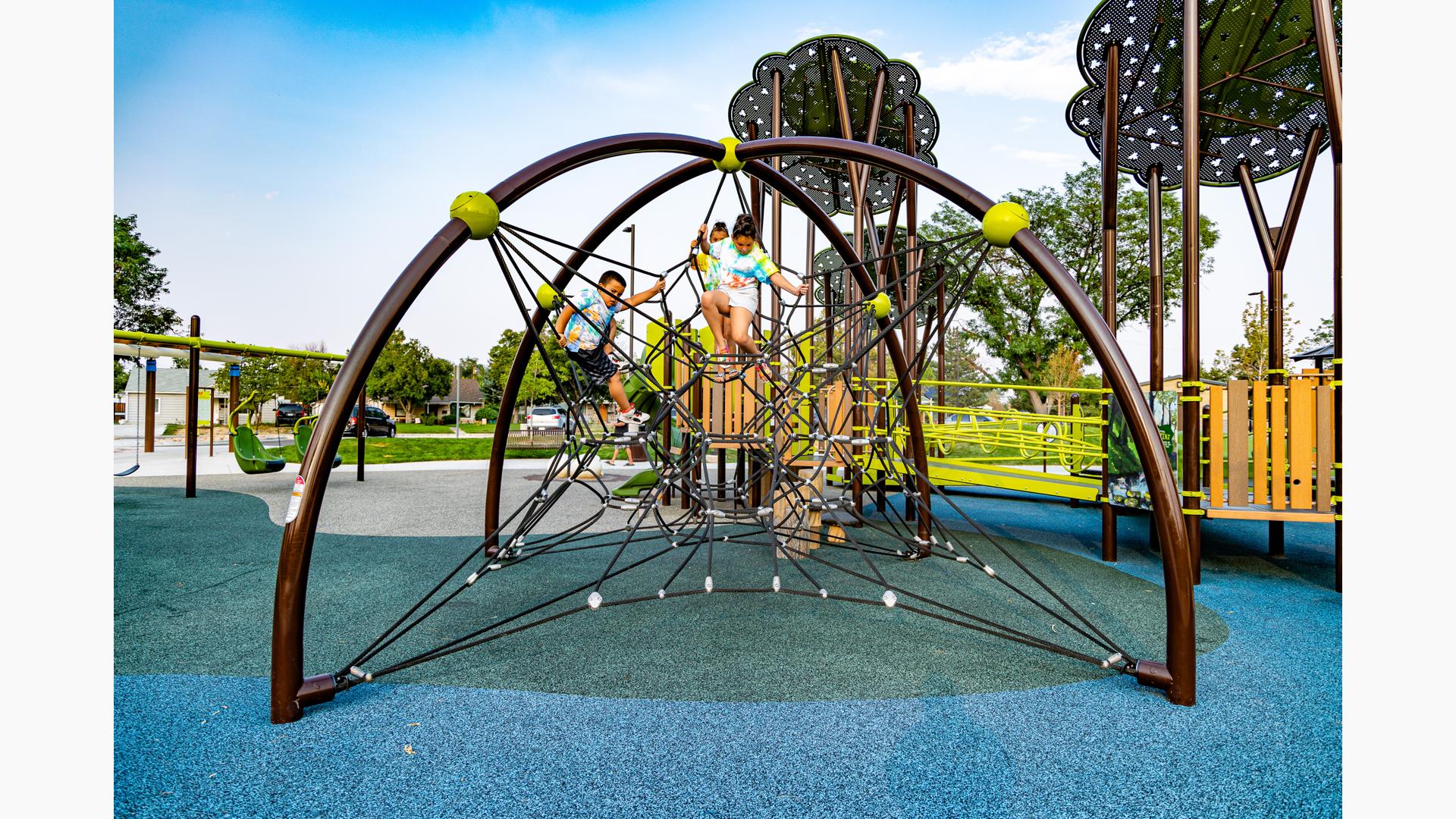 Children playing on Eclipse® Net Climber