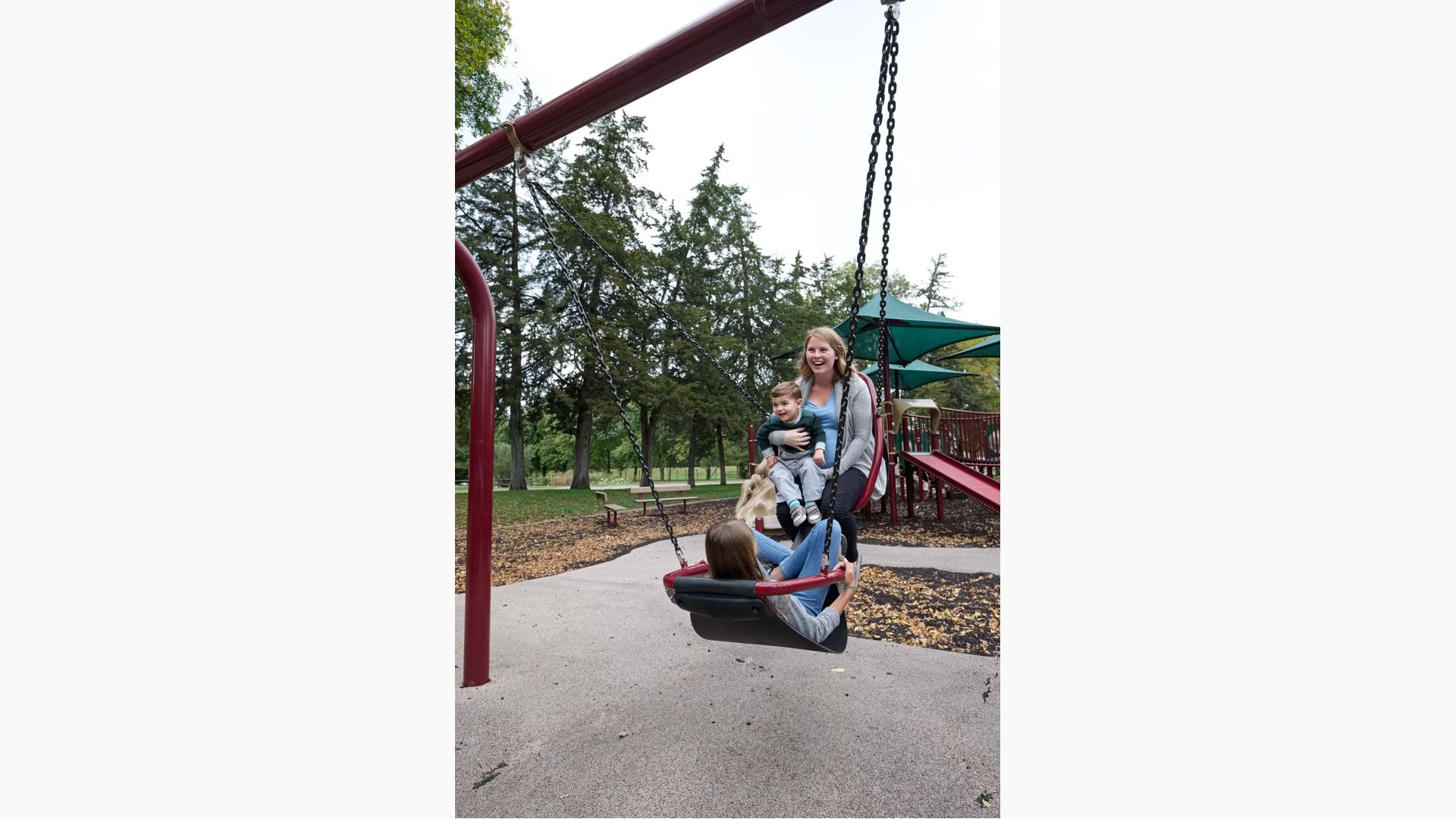 Friendship® Swing w/5 Friendship® Swing w/5