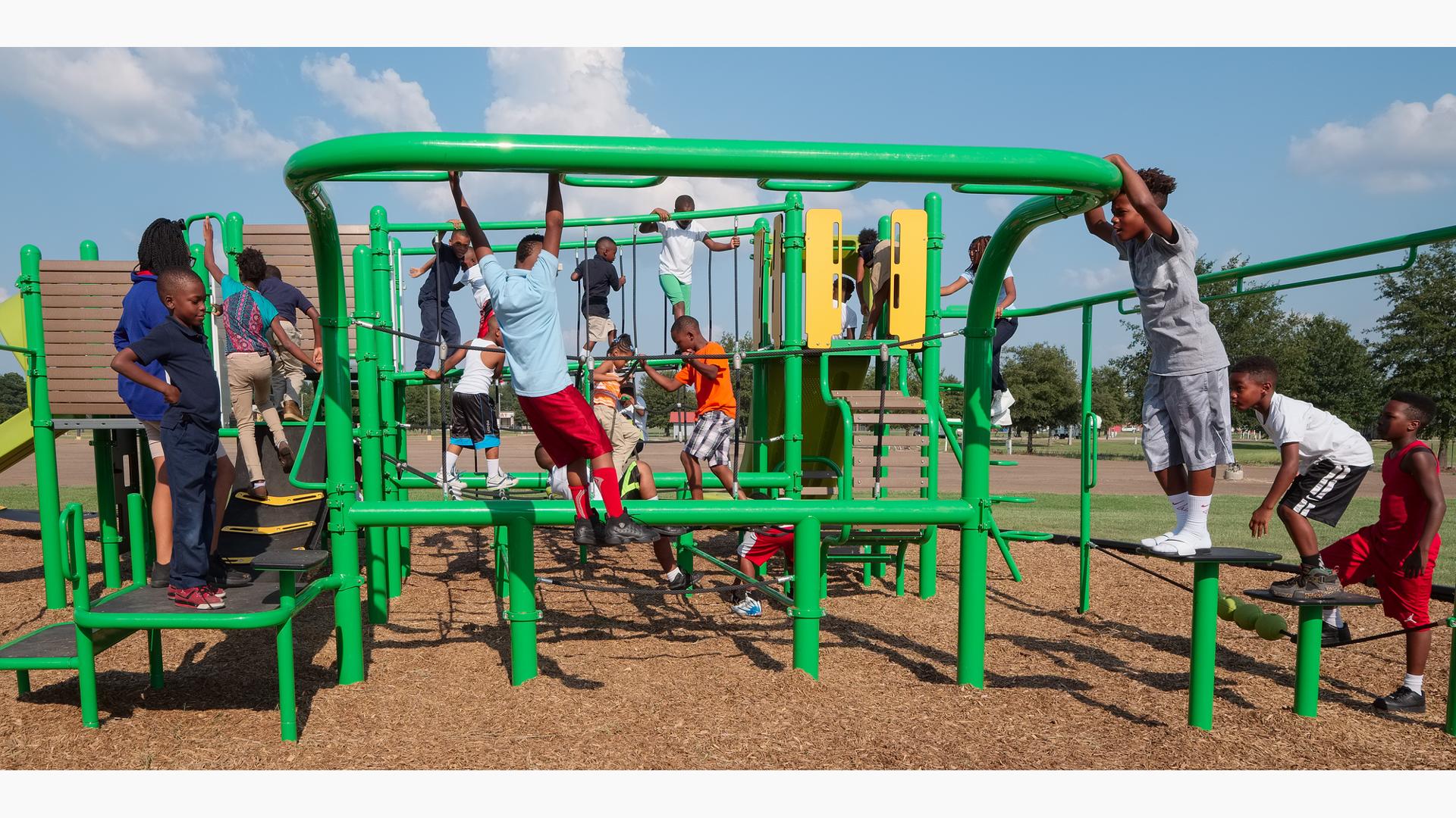 KIds playing on Venti® HDG playground