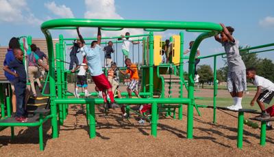 KIds playing on Venti® HDG playground