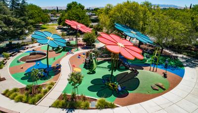 加州利弗莫尔的梅尼森公园以自然为灵感，用景观结构公司SkyWays®的巨型花卉遮阳伞将其提升了一个高度。这个自定义的游乐场还具有包容性的PlayBooster®游戏结构。足彩必威