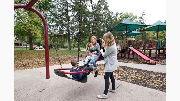 Amerikaans voetbal liefdadigheid Vallen Multi-User ADA Inclusive Swings - Landscape Structures