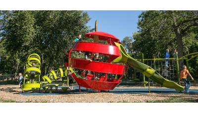 史蒂文斯广场公园独特的操场设计为社区引入了可玩艺术的概念。这款以苹果和蠕虫为主题的攀爬游戏让孩子们可以爬进蠕虫里面，穿过苹果，从滑梯的另一端爬出来。