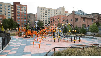 纽约布朗克斯梅尔罗斯公园。一个Evos®游戏系统和PlayBooster®游戏结构连接在一起。