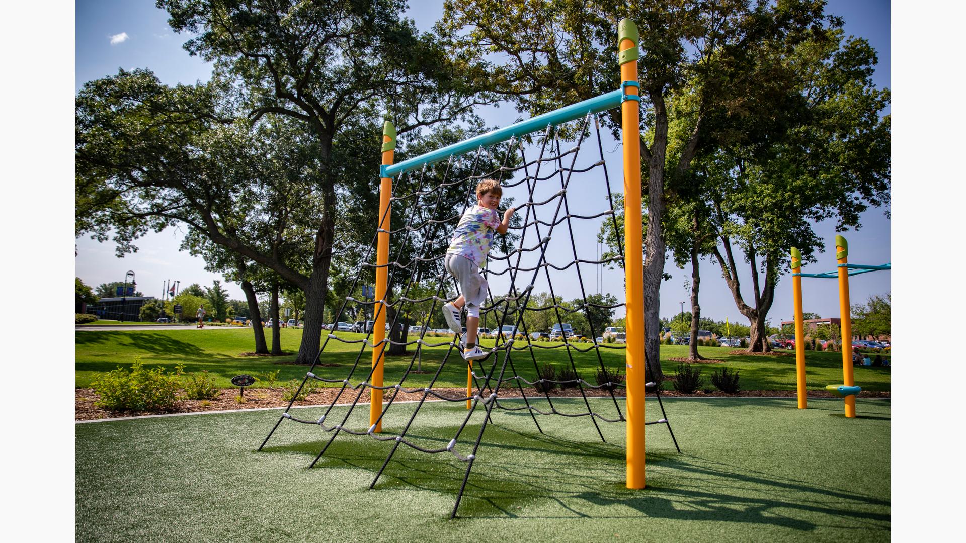 Cargo net outlet climbing