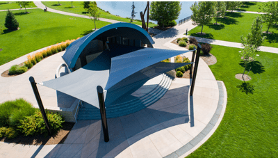 凯鹏华盈Bandshell公园子午线，ID功能定制SkyWays®商业遮阳帆。