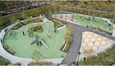 纽约布鲁克林林肯露台公园有一个Netplex®游戏结构连接到PlayBooster®游戏结构。