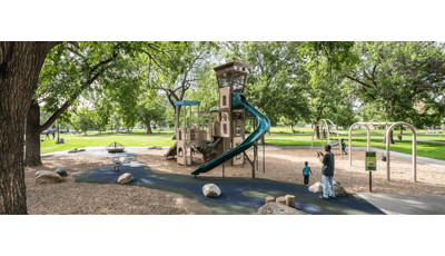 丹佛梅斯蒂佐-柯蒂斯公园，CO.这个独特的游乐场配备了PlayBooster®游戏结构，由DigiFuse®面板包围。