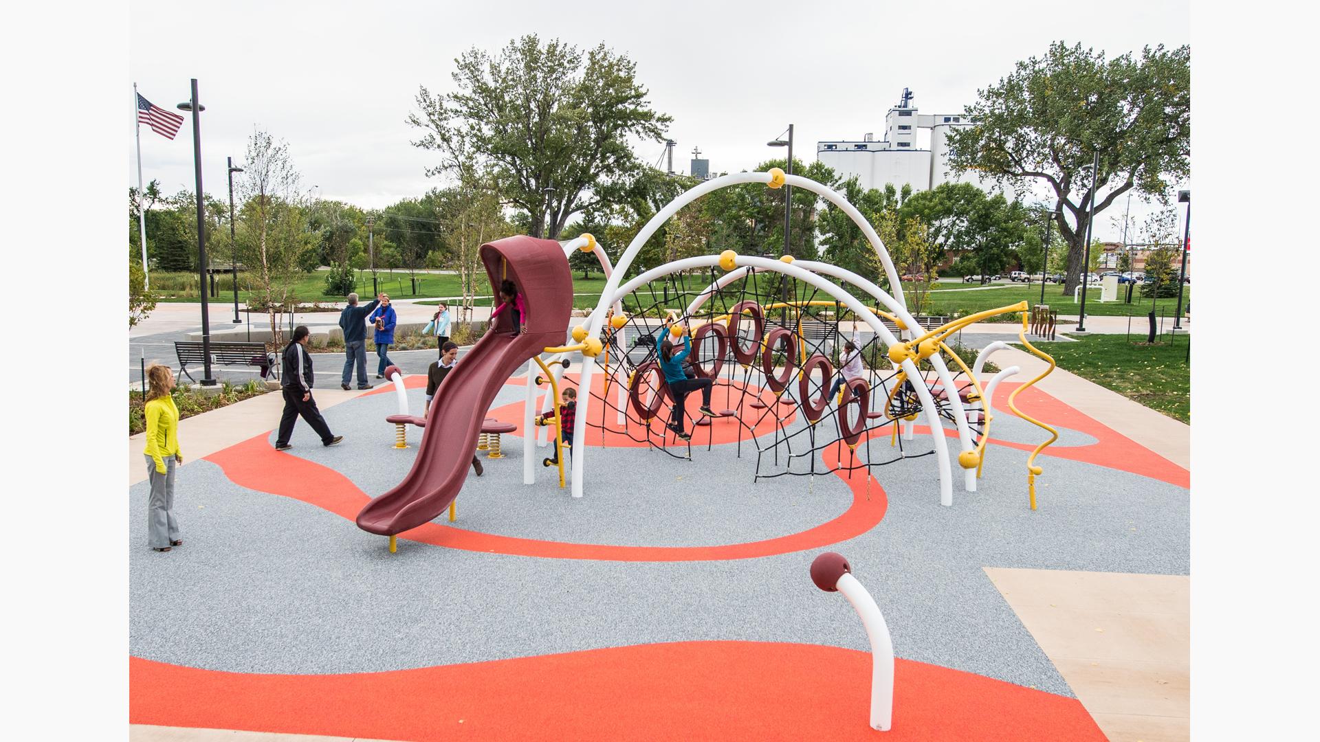 Legacy Commons, Rapid City, SD features an Evos® play system including a Sensory Play Center®, Sway Fun® Glider and accessible sensory garden. A mix of nature-inspired components, including custom rock outcrops typical of those found in the Black Hills. Finally, the Pulse™ Tennis and Pulse™ Table Tennis.