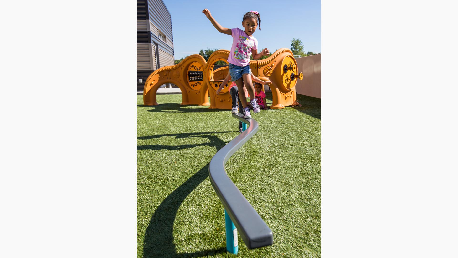 Curved Balance Beam - Coordination - Landscape Structures